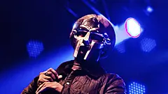 Рэпер-злодей: зачем MF DOOM носил маску персонажа из комиксов Marvel