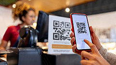 Почему в магазинах просят платить по QR-коду и выгодно ли это вам