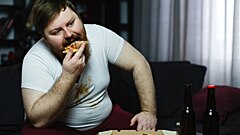 Врач рассказал, чем особенно опасен жир на животе