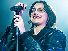 Писала для Киркорова, живёт с 20 животными и Джараховым: секреты Mona